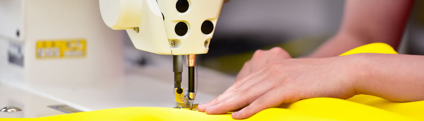 ミシンで生地を縫っている画像